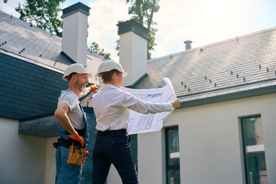 Ouvrier installateur en équipement de sécurité travaillant sur toiture de maison résidentielle