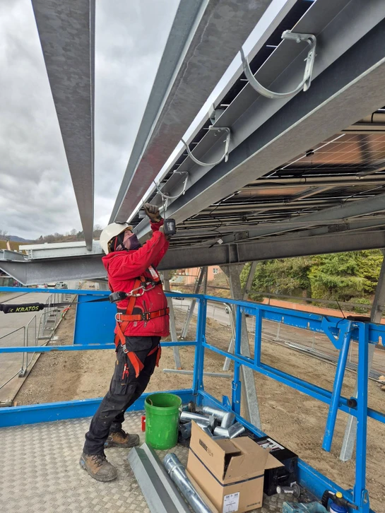 Installation professionnelle de l'imperméabilisation sur la base de béton